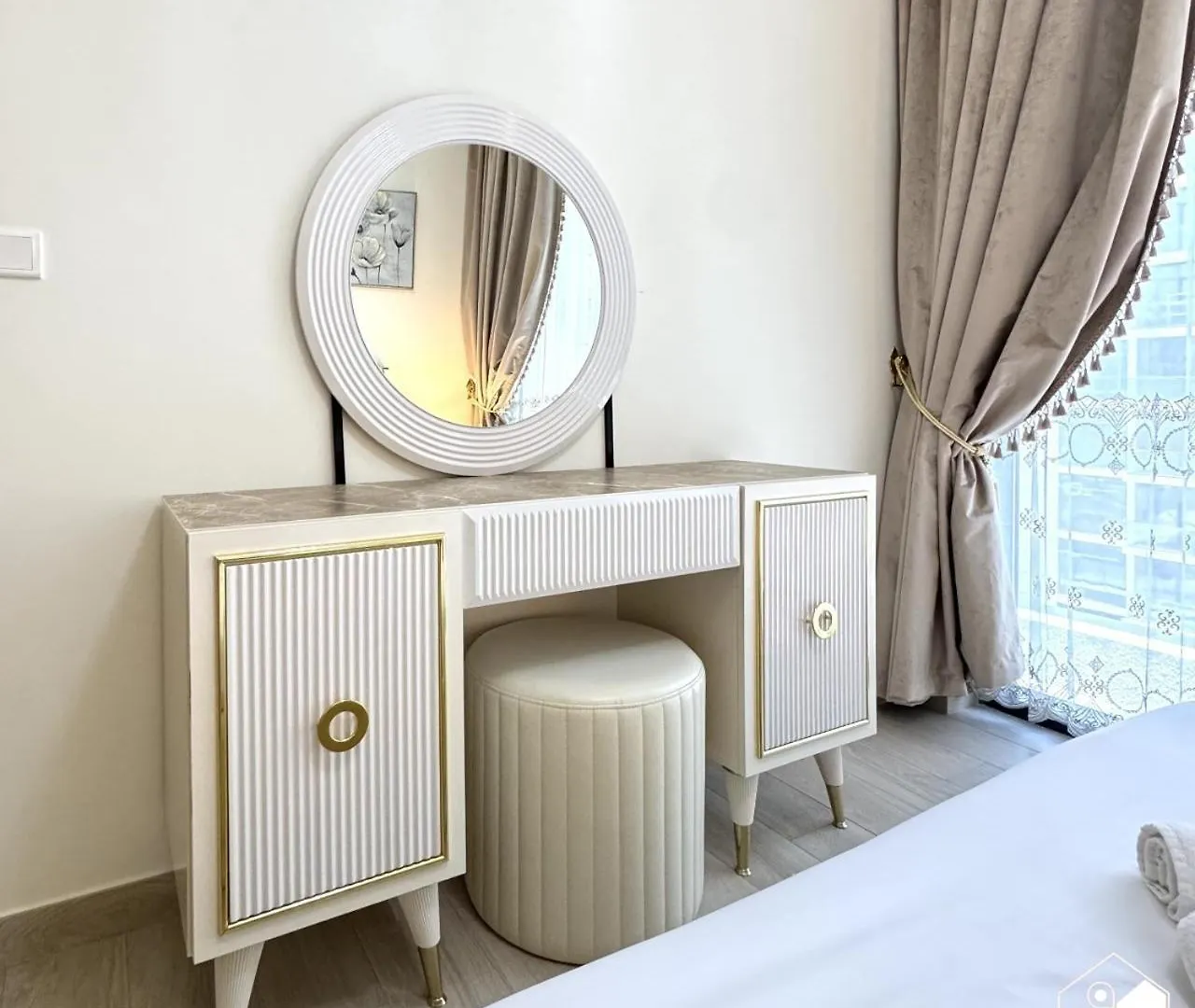 Apartamento Stylish Pool View 1Br L Central Medyan Escape Dubái