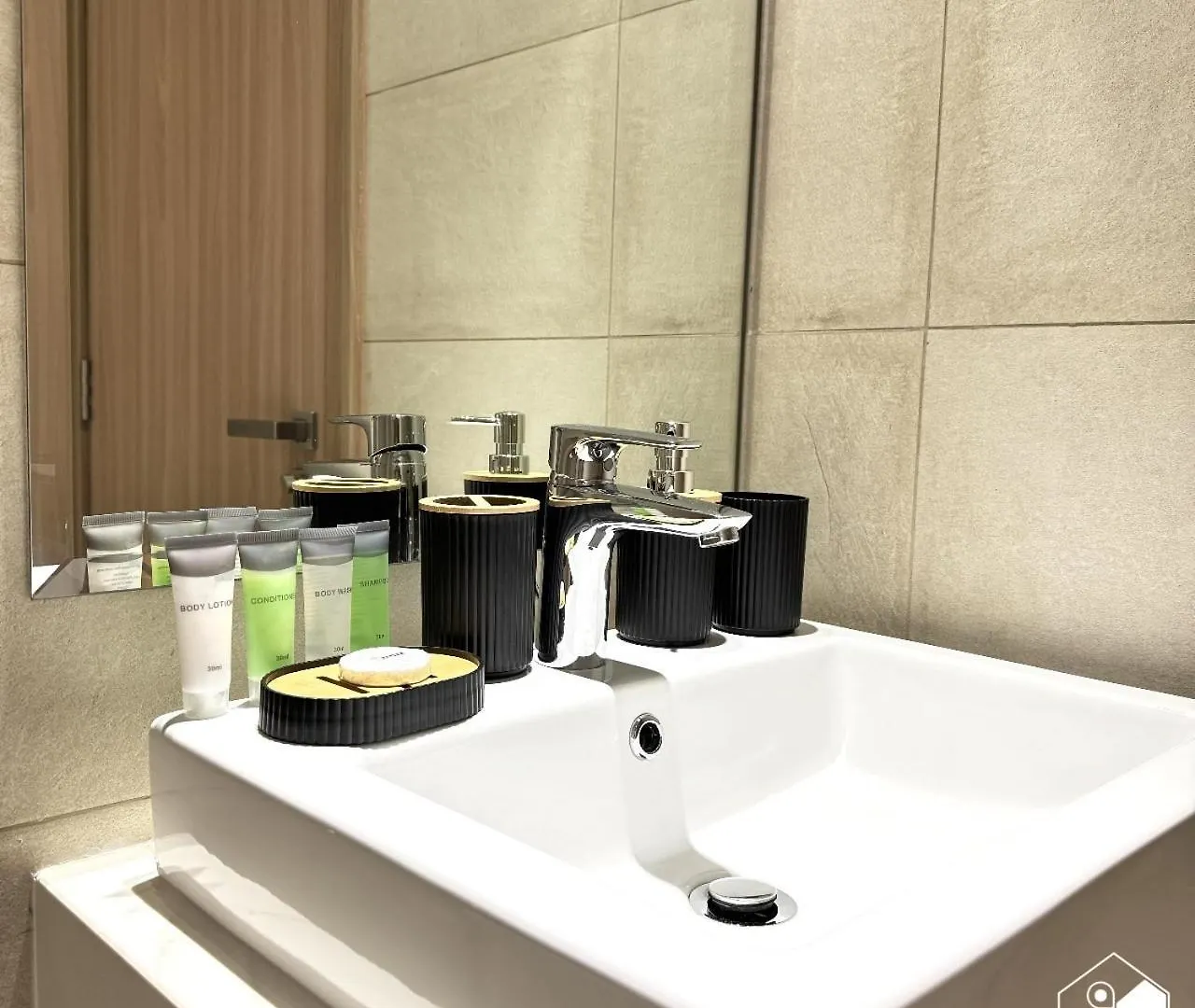 Apartment Stylish Pool View 1Br L Central Medyan Escape Dubai